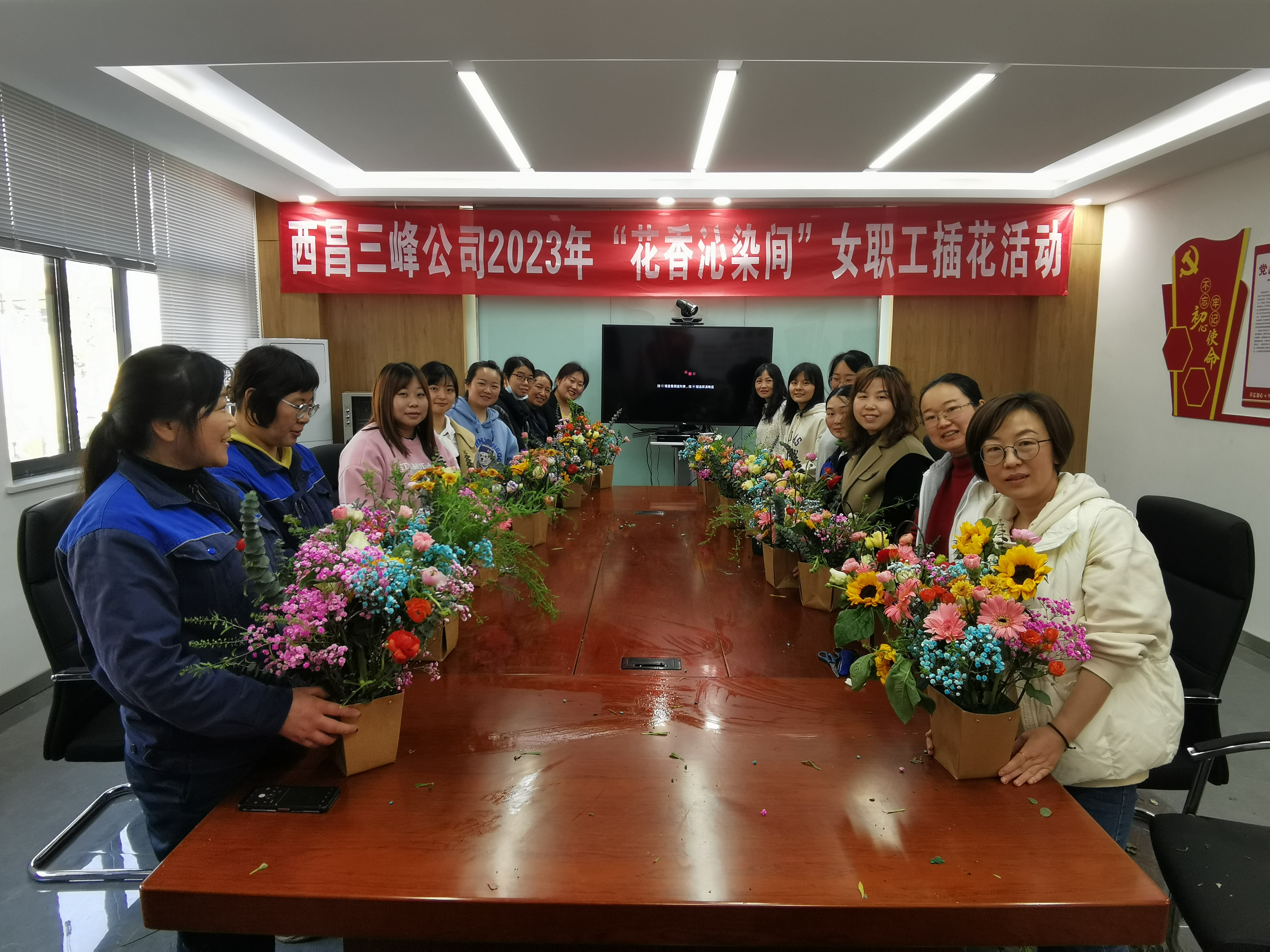 3月7日，四川西昌公司開展“花香沁染間”插花活動。.jpg