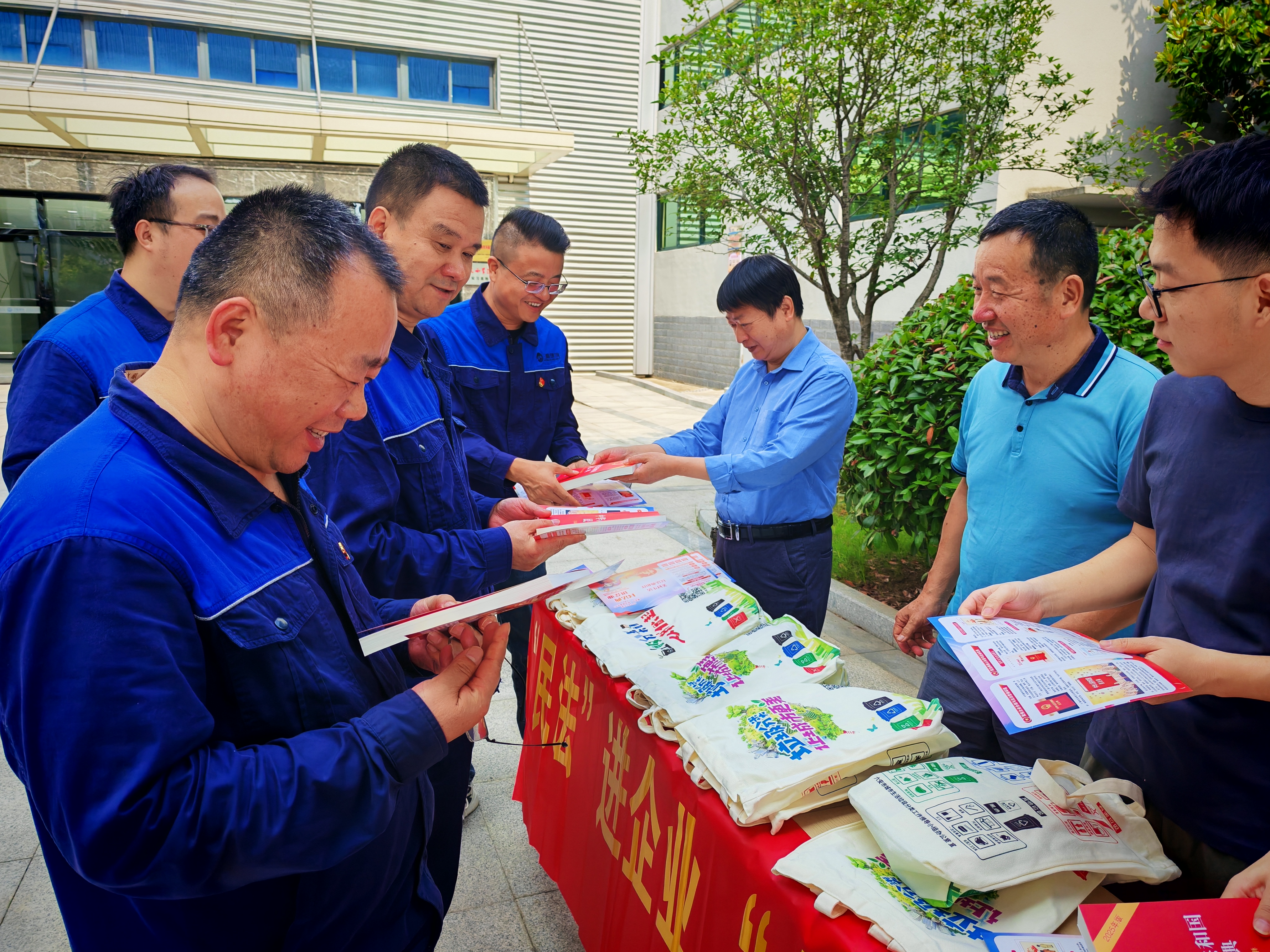 環(huán)衛(wèi)處民法典進(jìn)企業(yè)照片1.jpg 環(huán)衛(wèi)處民法典進(jìn)企業(yè)照片1.jpg